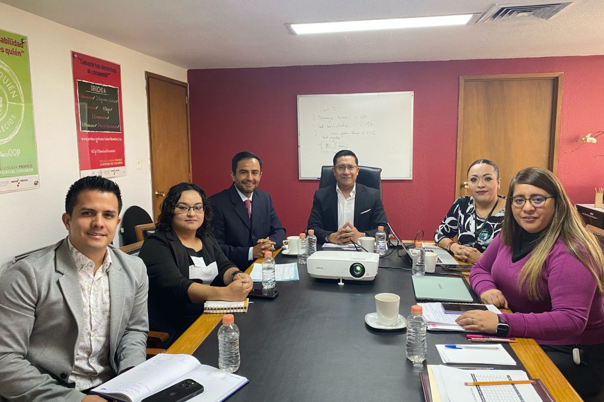 Reunión con personal de la Procuraduría Federal del Consumidor para abordar temas relacionados con la industria prendaria.